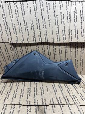 83610-kyj-9000 Honda 2013 Cbr250 Side Cover Left Scratches Oem