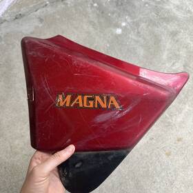 83700-mk3-0000 Honda 1985 85 Magna Vf700c Vf 700 C Side Cover Left Red Burgundy Oem Used