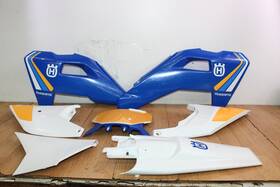 A36008013000abe Husqvarna 2025 Heritage Plastic Kit / Fenders Side Covers Seat Oem A36008013000abe Husqvarna 2025 Heritage Plastic Kit / Fenders Side Covers Seat Oem