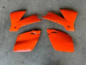 125-525 Ktm 5030815400004 2003 Radiator Shrouds And Side Number Plates