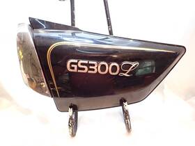 47210-11900 Suzuki Gs300l Left Side Cover Panel - Black And Gold With The Chrome Piece