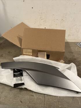 T2309103 Triumph C5 Oem Bellypan Rh Color-silver Ice